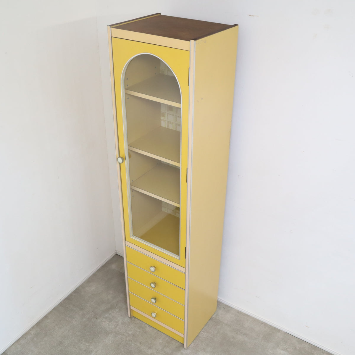 レモンイエローのレトロ食器棚 – バナルオンラインショップ（BANUL）の