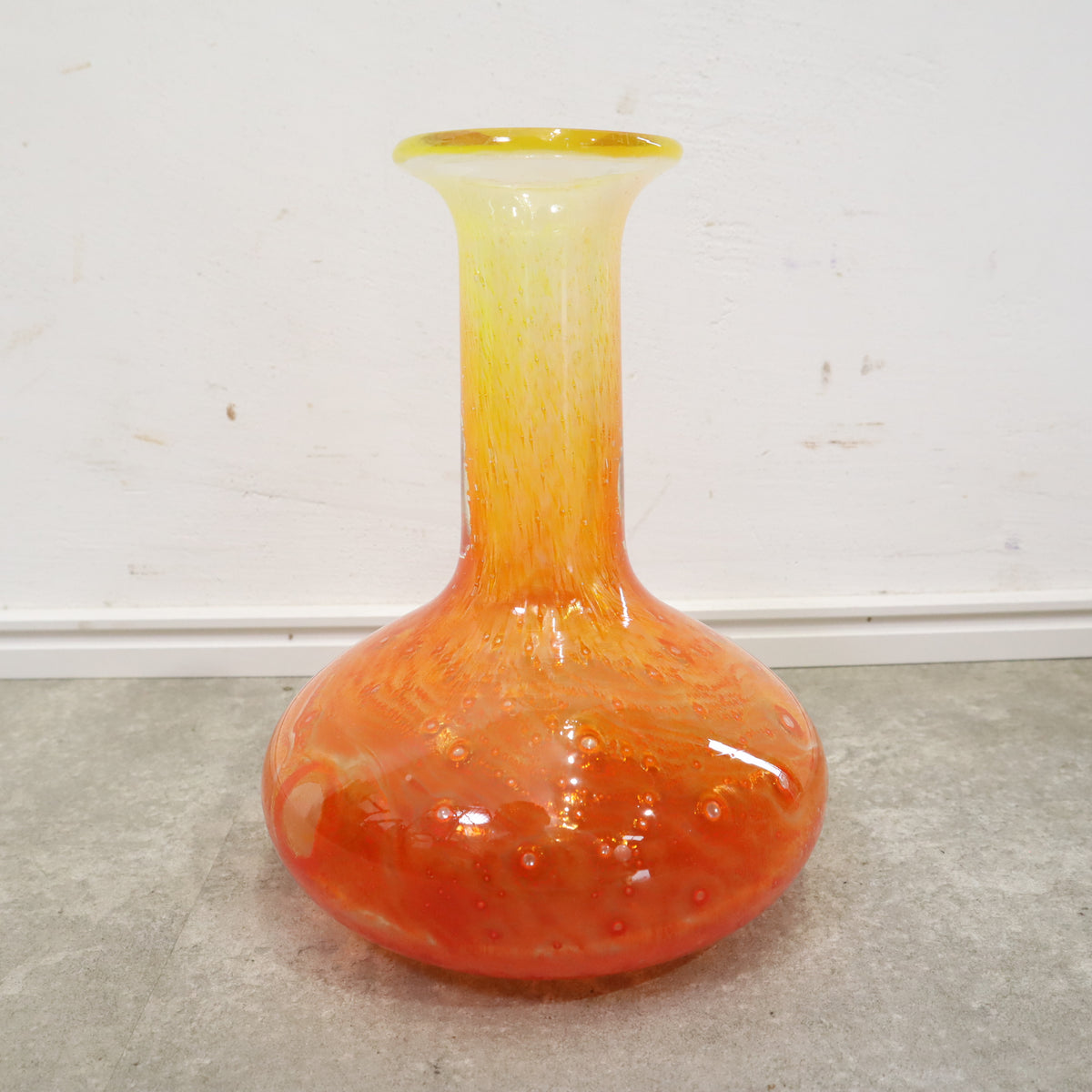 オレンジのグラデーションが鮮やかなフラワーベース – バナル