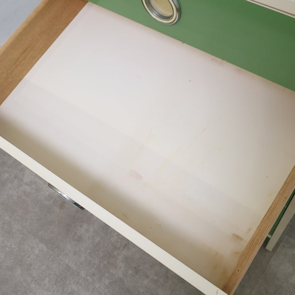 ミントグリーンのチェスト