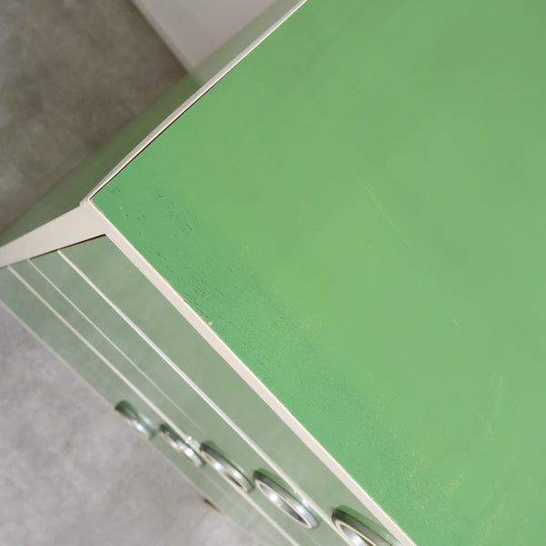 ミントグリーンのチェスト