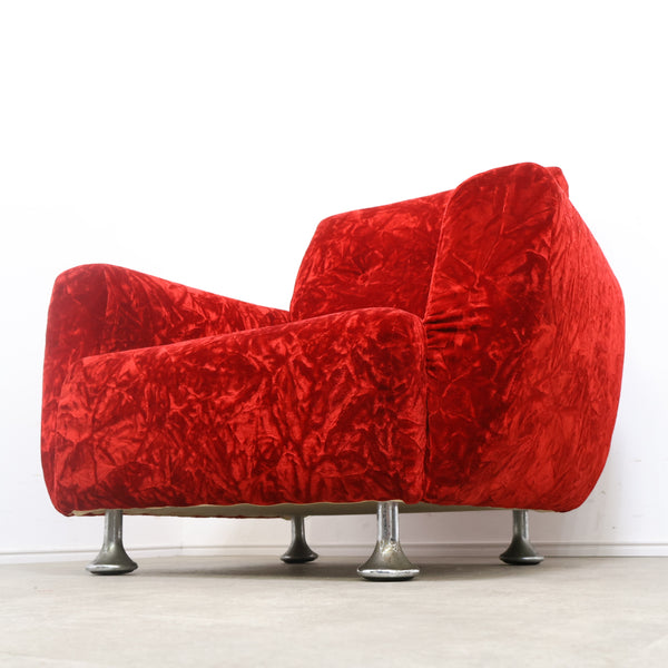 赤いベロア張りの1人掛けソファ