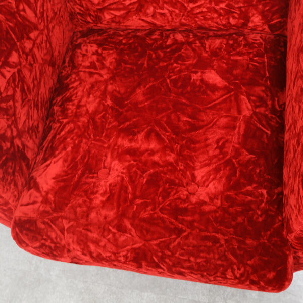 赤いベロア張りの1人掛けソファ