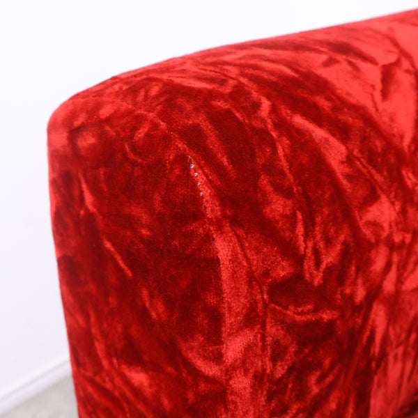 赤いベロア張りの1人掛けソファ