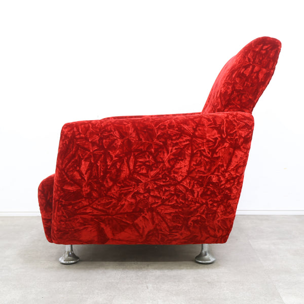 赤いベロア張りの1人掛けソファ