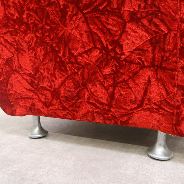 赤いベロア張りの1人掛けソファ