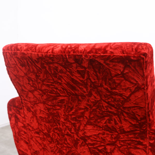 赤いベロア張りの1人掛けソファ