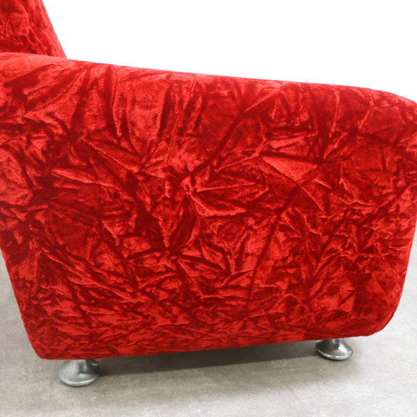 赤いベロア張りの1人掛けソファ