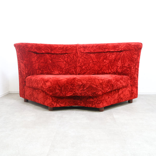 赤いベロア張りのコーナーソファ