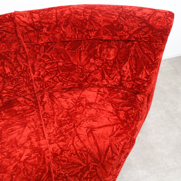 赤いベロア張りのコーナーソファ