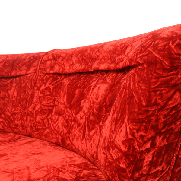 赤いベロア張りのコーナーソファ