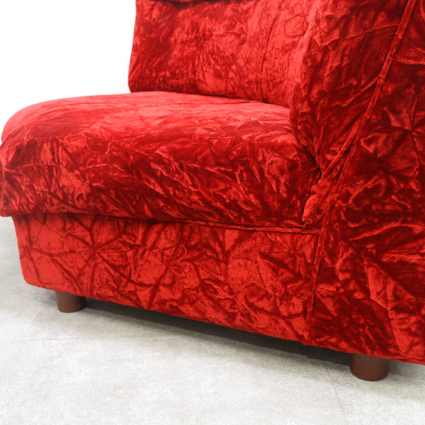 赤いベロア張りのコーナーソファ