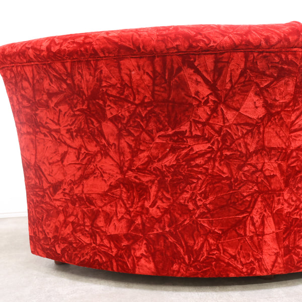 赤いベロア張りのコーナーソファ