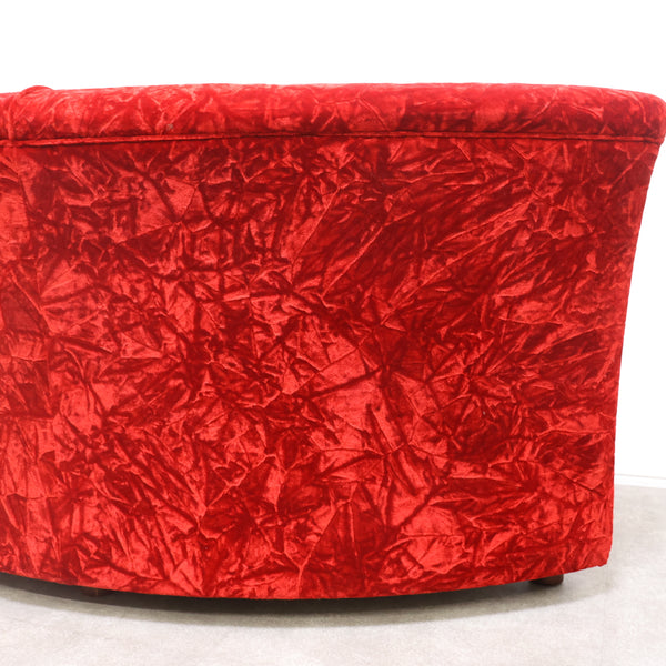 赤いベロア張りのコーナーソファ