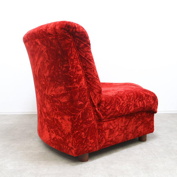 赤いベロア張りのコーナーソファ