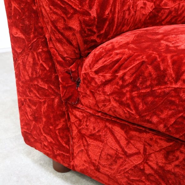 赤いベロア張りのコーナーソファ