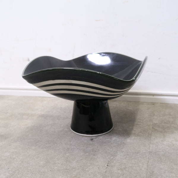 モダンでアートな雰囲気の陶器製コンポート・花器