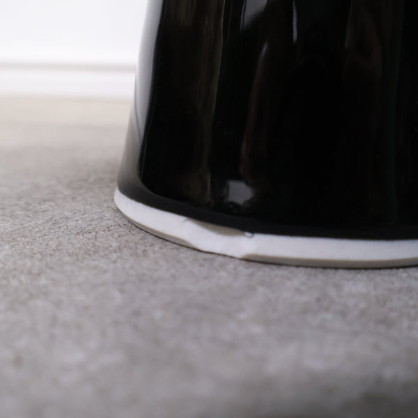 モダンでアートな雰囲気の陶器製コンポート・花器