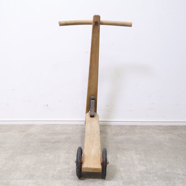 古い木製のキックスケーター
