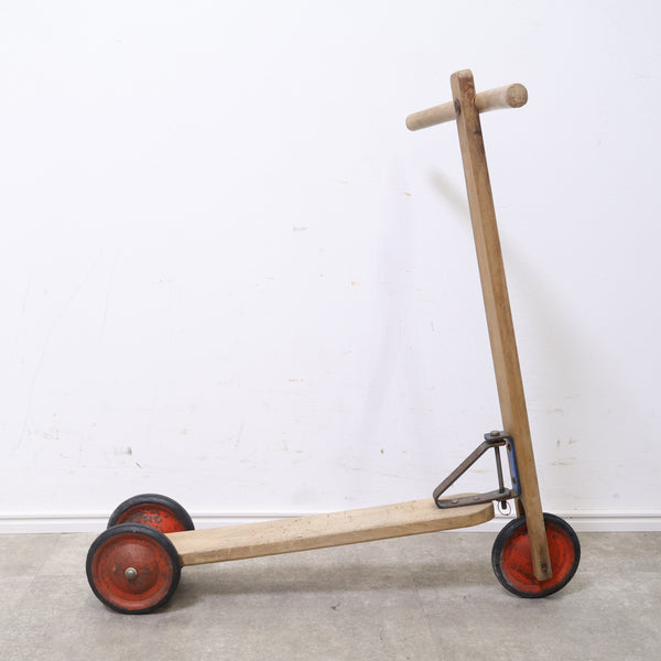 古い木製のキックスケーター