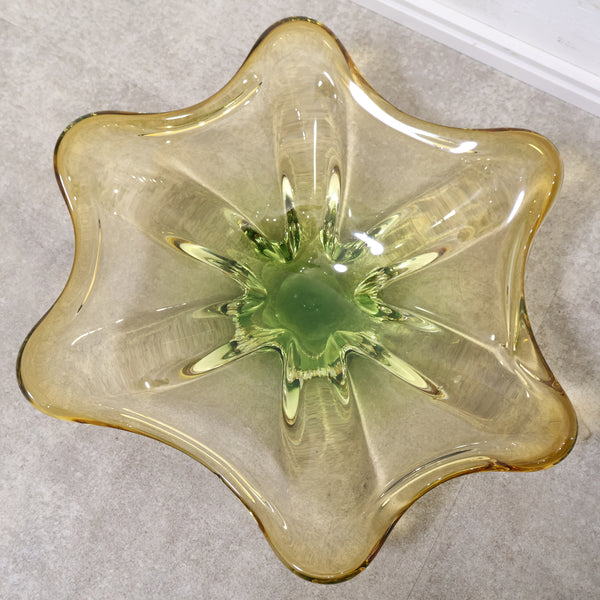 ユニークな星型のガラスボウル