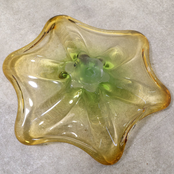 ユニークな星型のガラスボウル
