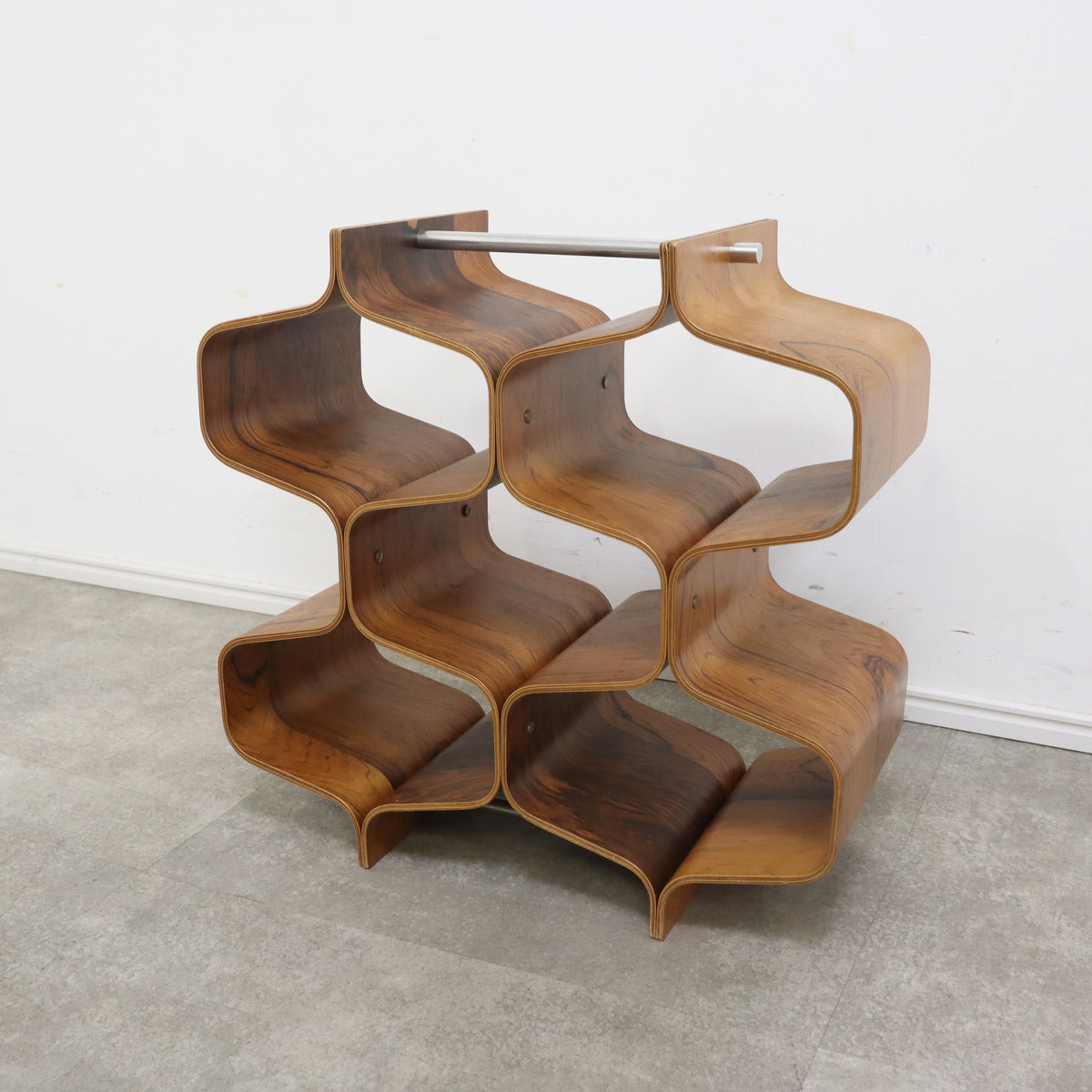 ハニカムデザインのミッドセンチュリーモダンなワインラック – バナル