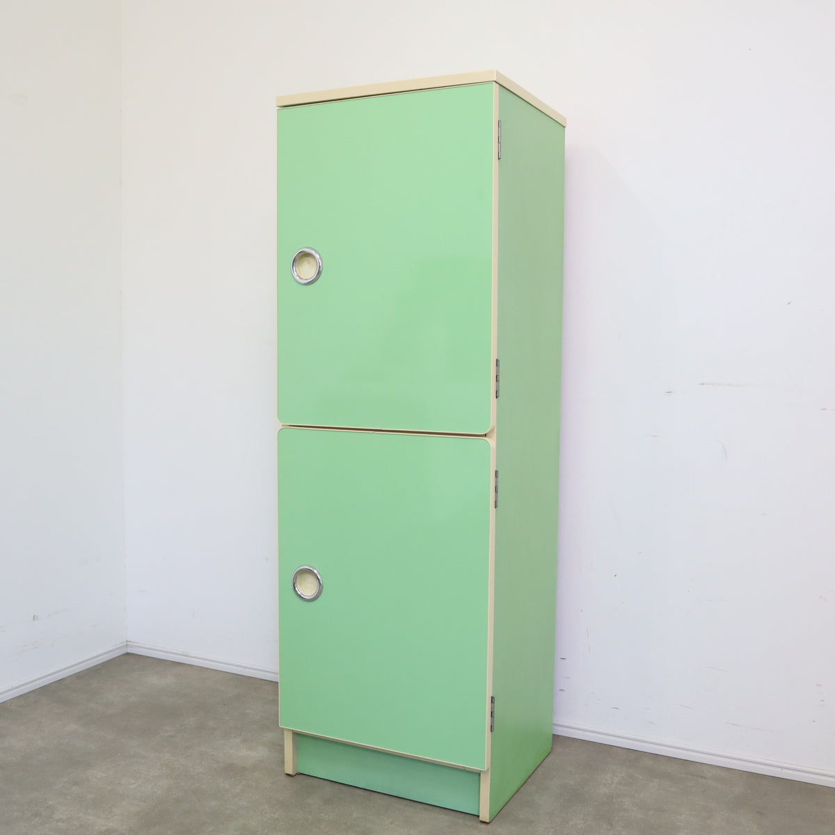 【昭和レトロ】緑色のガラス扉付きキャビネット 昭和レトロ】緑色のガラス扉付きキャビネット