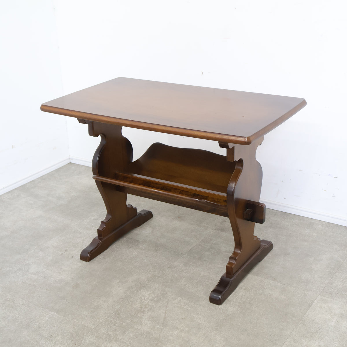 カリモク家具コロニアルのサイドテーブル – バナルオンラインショップ