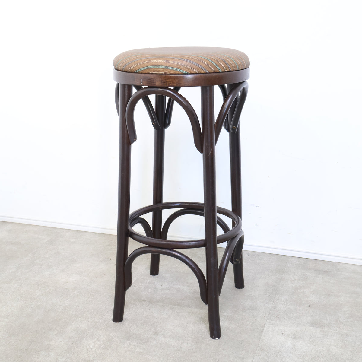 ベントウッドのハイスツール・カウンターチェア No.2 – バナル