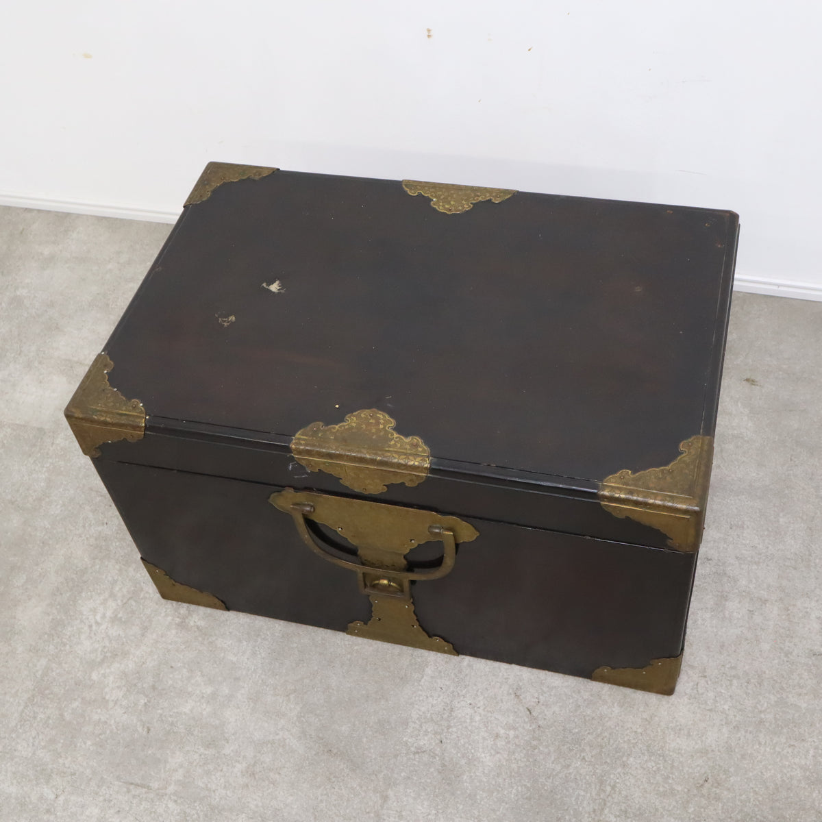 真鍮金具が目を引く！漆塗りの挟箱（はさみばこ） – バナルオンライン