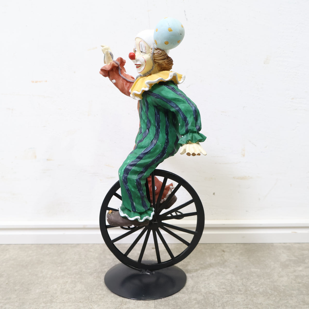 アンティーク　ブロンズのピエロがリュートを弾いているロマンな置物です アンティーク ブロンズのピエロがリュートを弾いているロマンな