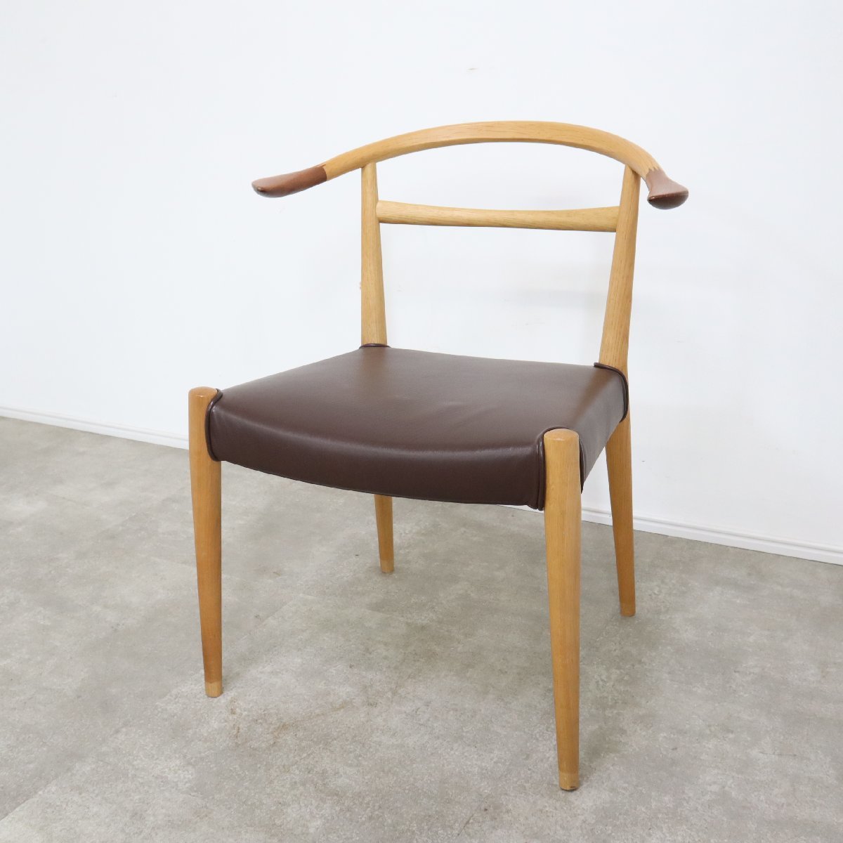 無垢材を使用した日進木工 セミアームチェア/ WOC-1320-W – バナル