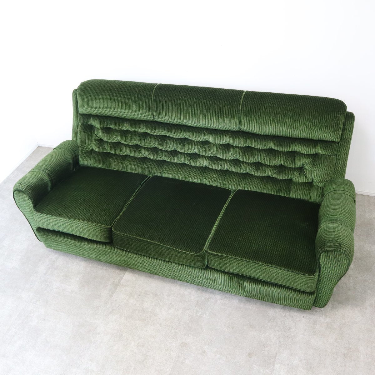 ミッドセンチュリーなグリーンのレトロソファ – バナルオンライン