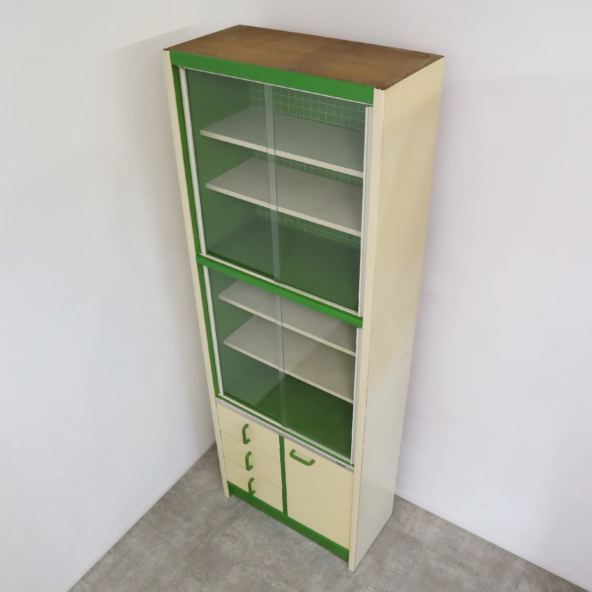 格子模様が可愛い！レトロポップな食器棚 – バナルオンラインショップ