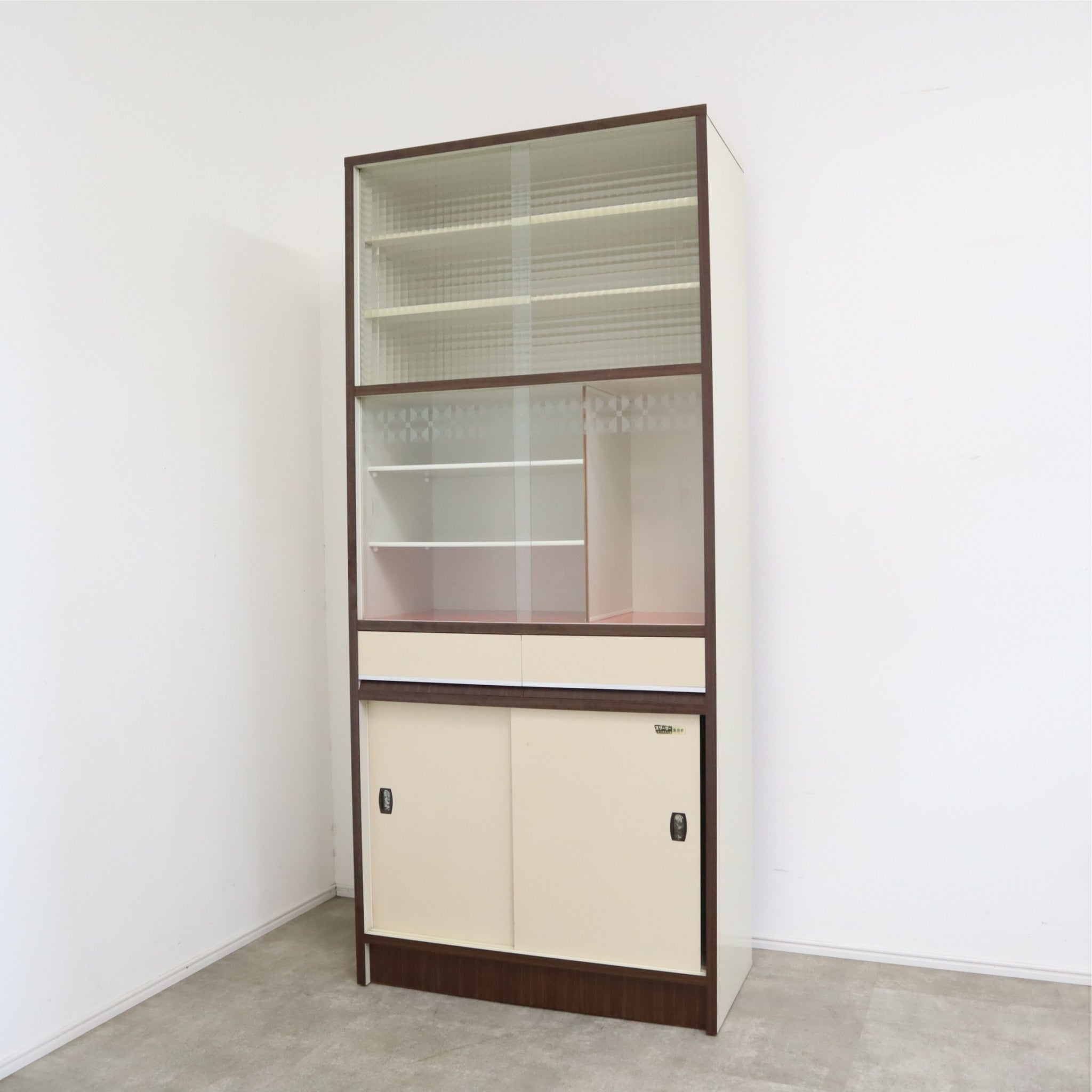 デザインガラス戸が可愛らしいレトロな食器棚 – BANULの通販ならBANUL