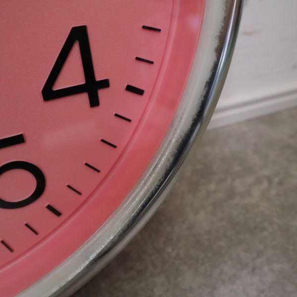 レトロピンクな壁掛け時計