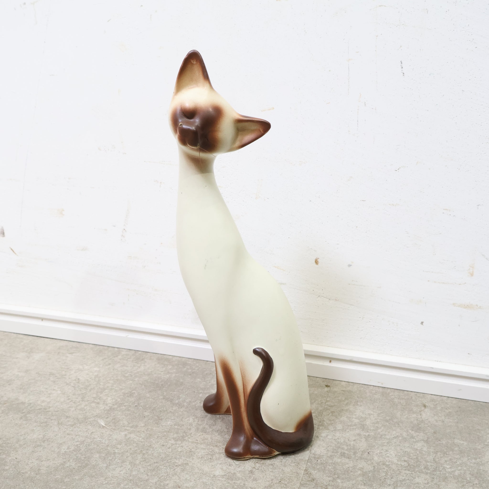 シャム猫の陶器製オブジェ