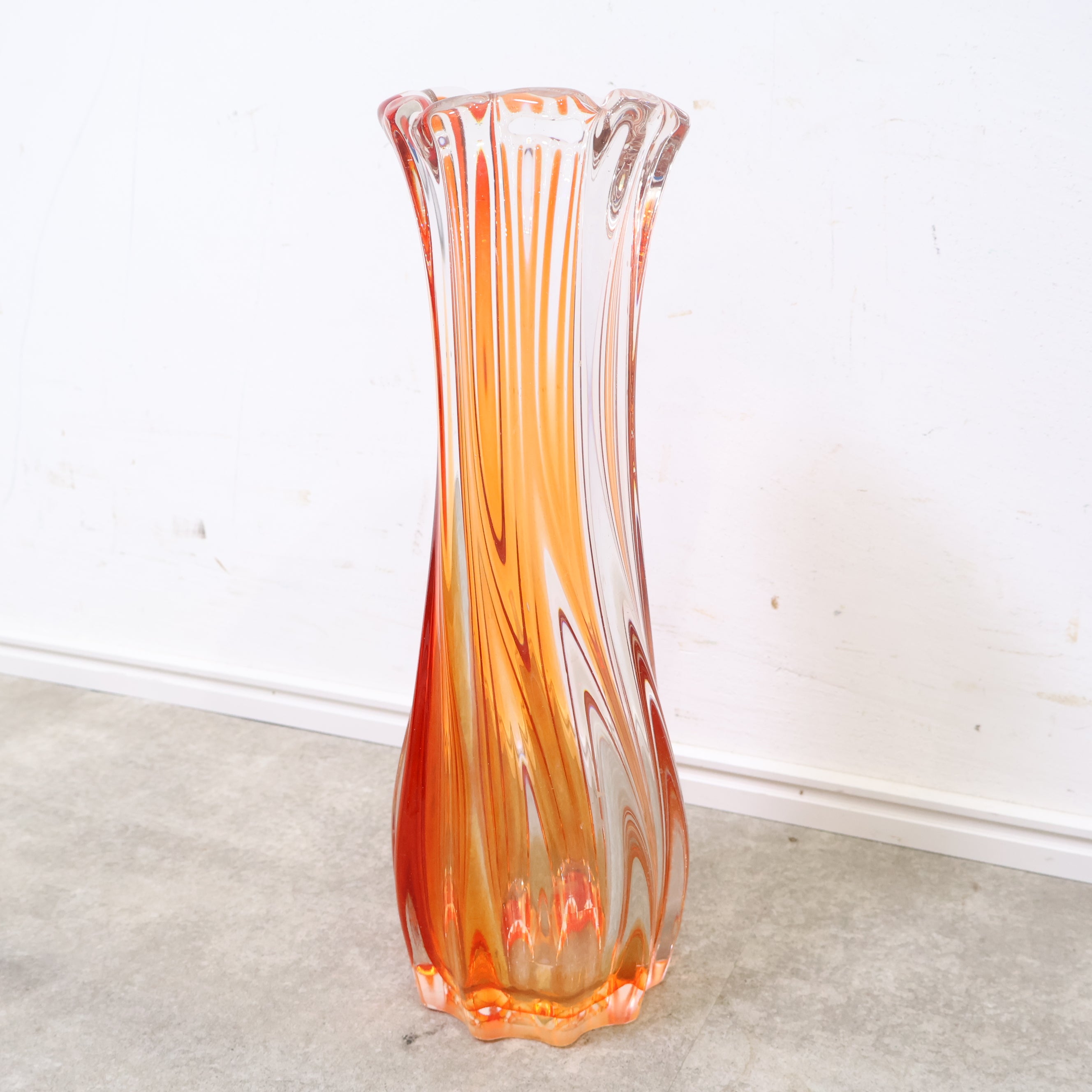 赤いスパイラル模様のガラス花瓶・フラワーベース – バナル