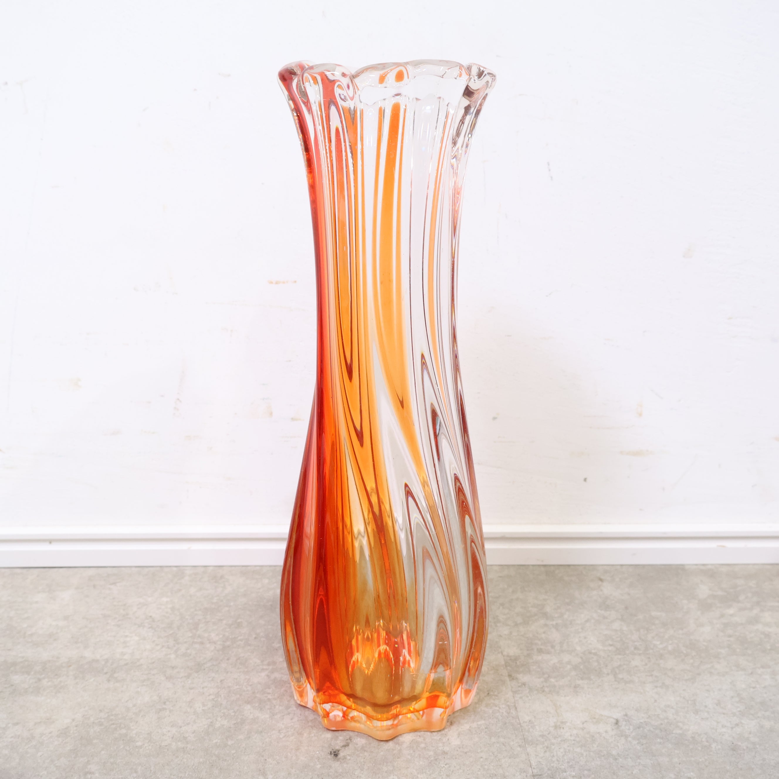 赤いスパイラル模様のガラス花瓶・フラワーベース – バナル