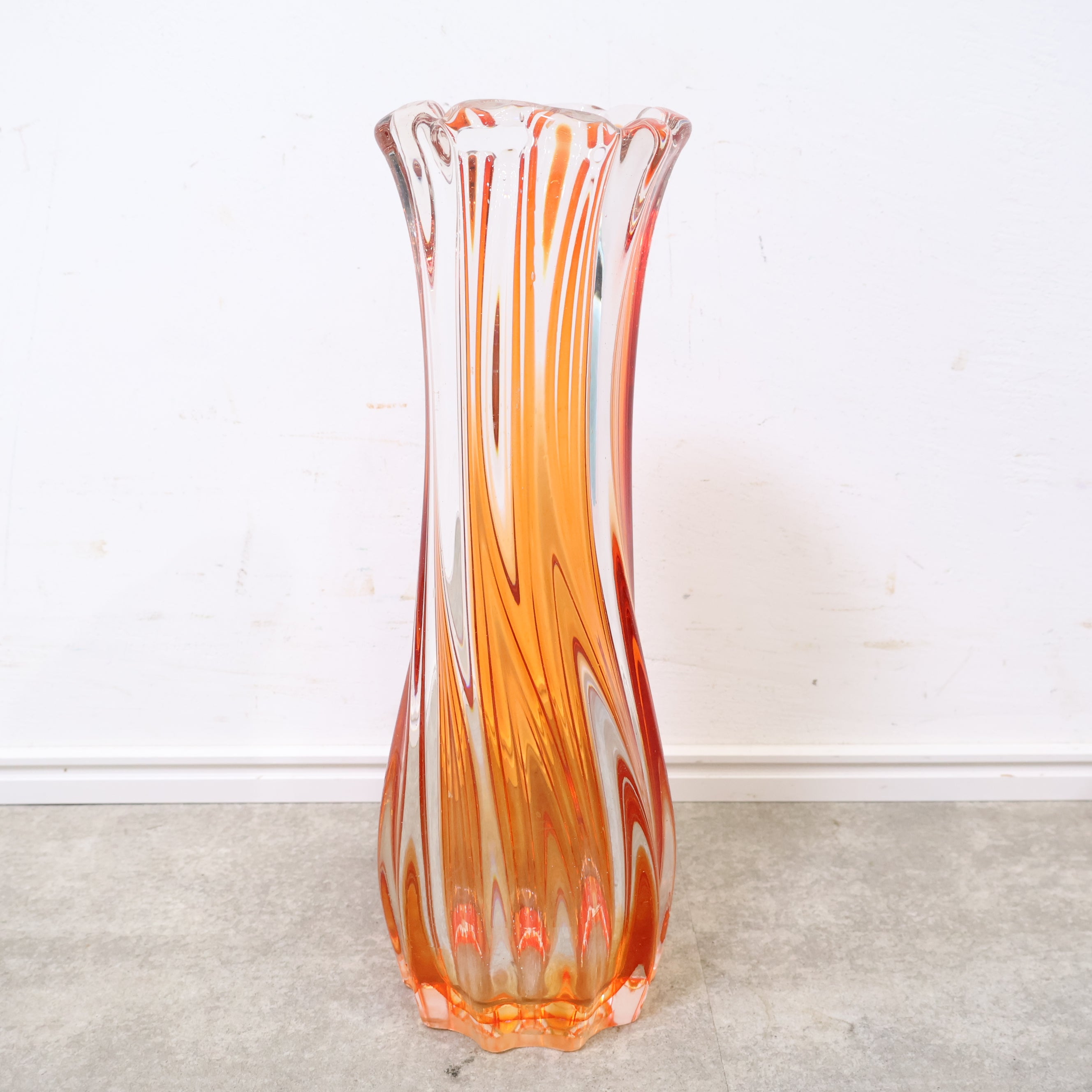 赤いスパイラル模様のガラス花瓶・フラワーベース – バナル