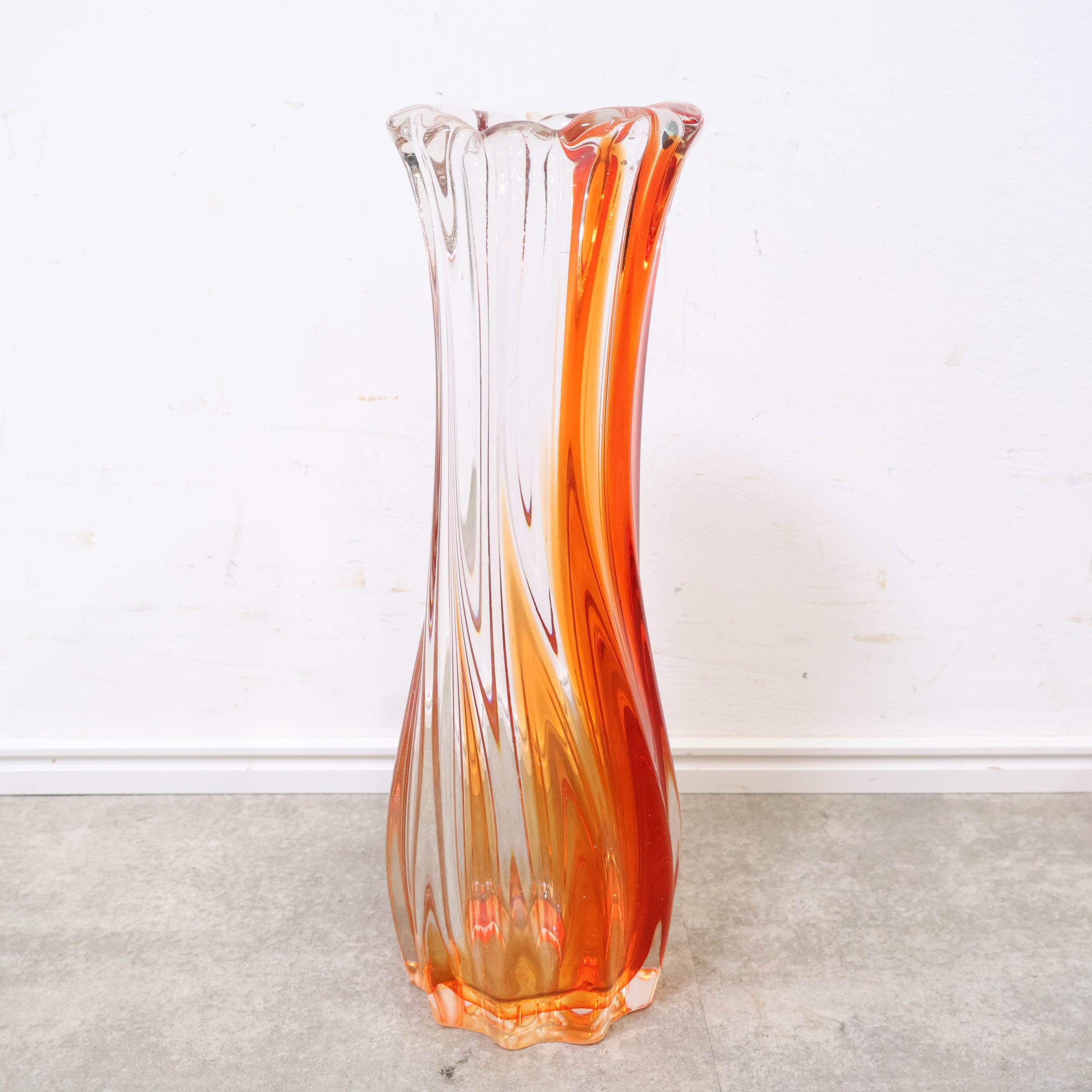 赤いスパイラル模様のガラス花瓶・フラワーベース – バナル