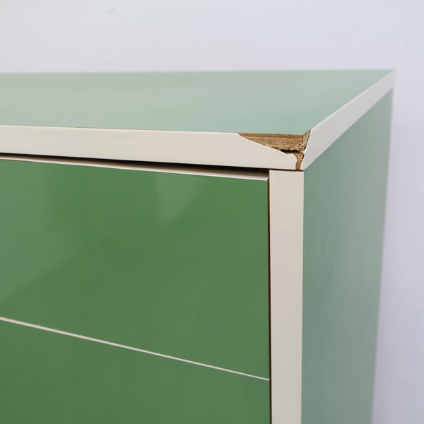 ミントグリーンのチェスト