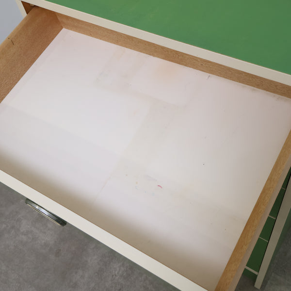 ミントグリーンのチェスト