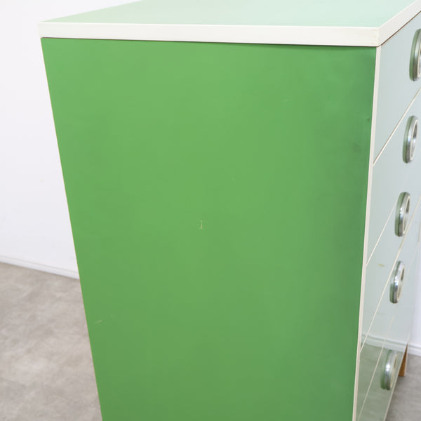 ミントグリーンのチェスト