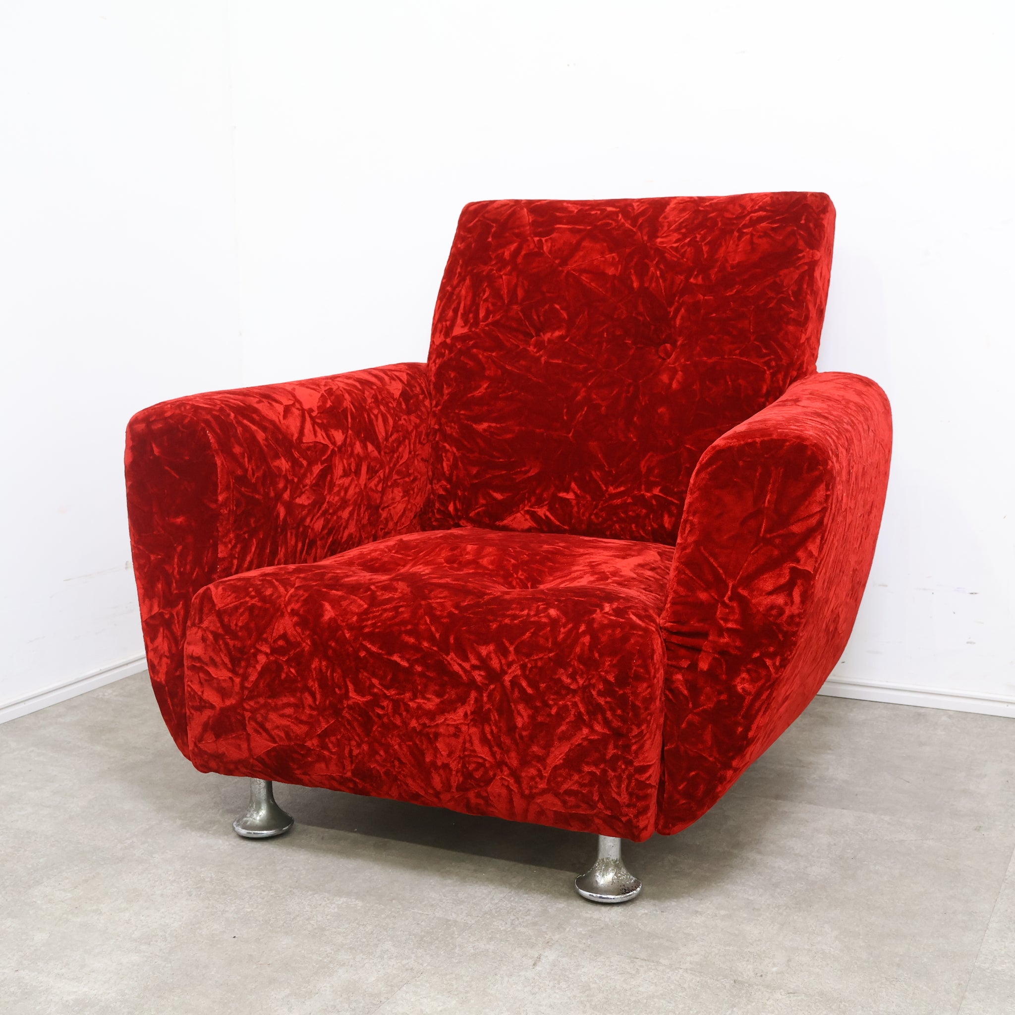 赤いベロア張りの1人掛けソファ