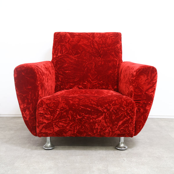 赤いベロア張りの1人掛けソファ