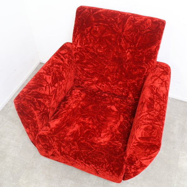 赤いベロア張りの1人掛けソファ