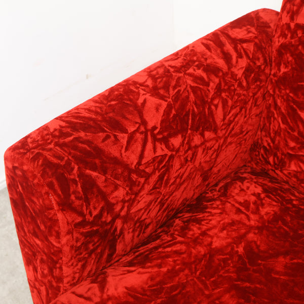 赤いベロア張りの1人掛けソファ