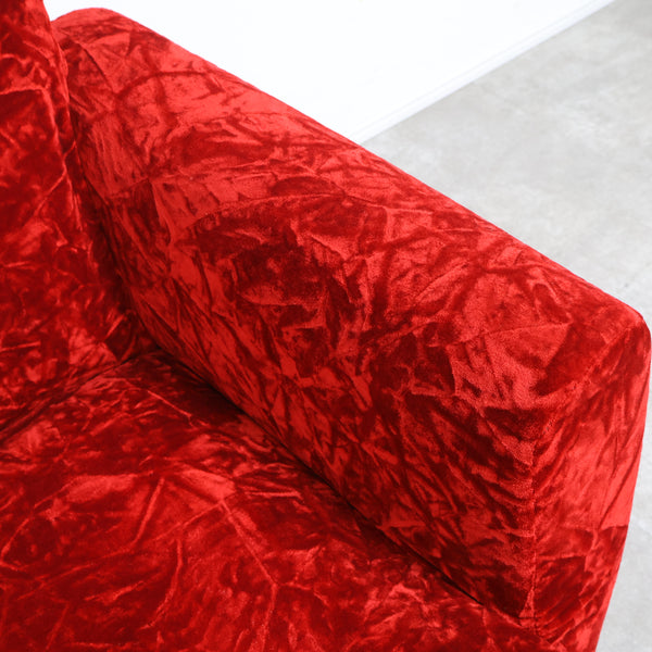 赤いベロア張りの1人掛けソファ