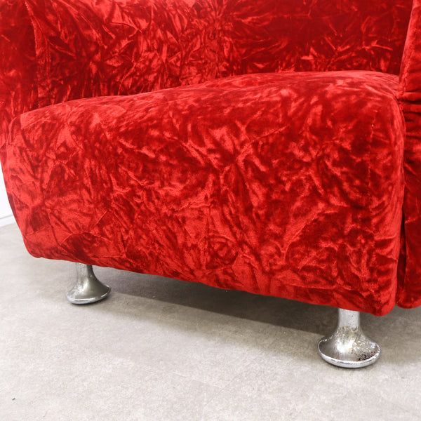赤いベロア張りの1人掛けソファ